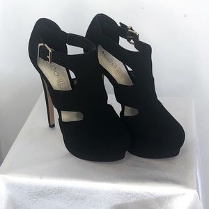 Aldo Tirevia Black and Gold Heels